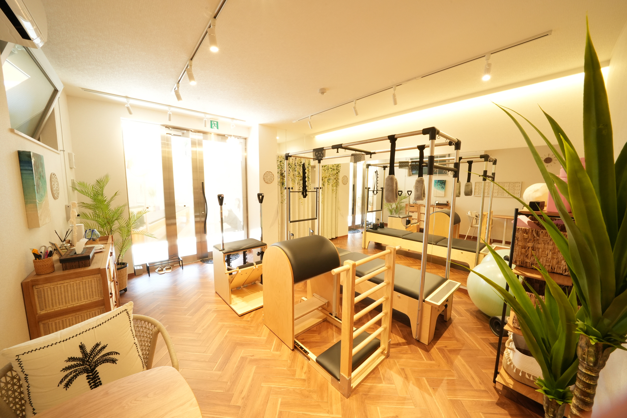 茅ヶ崎店マシンピラティスの店内風景