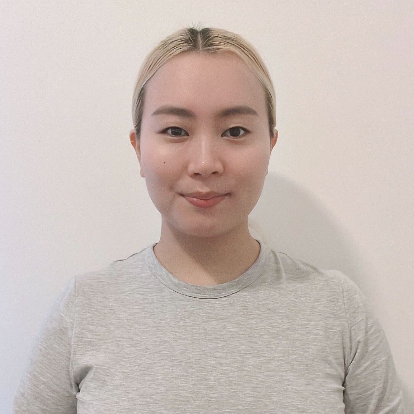 ピラティスインストラクター Naomi