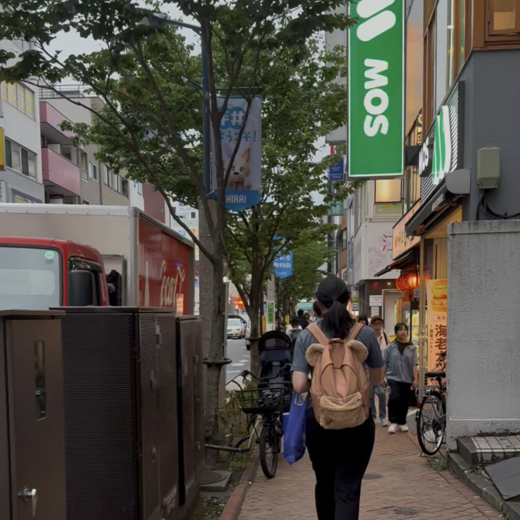モスバーガーの看板側の道を直進