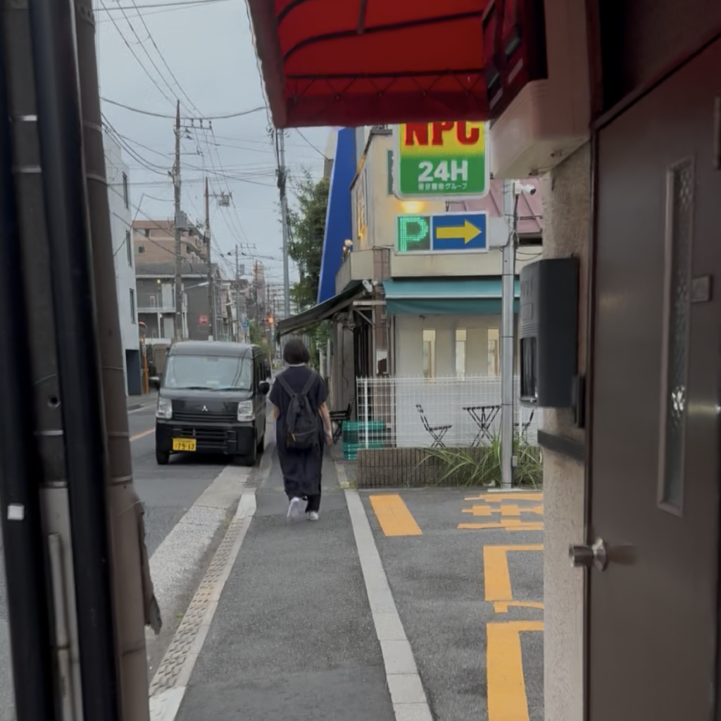 右折後しばらく直進