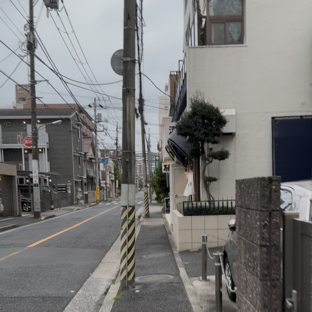 万仁堂（漢方）の看板の方に直進