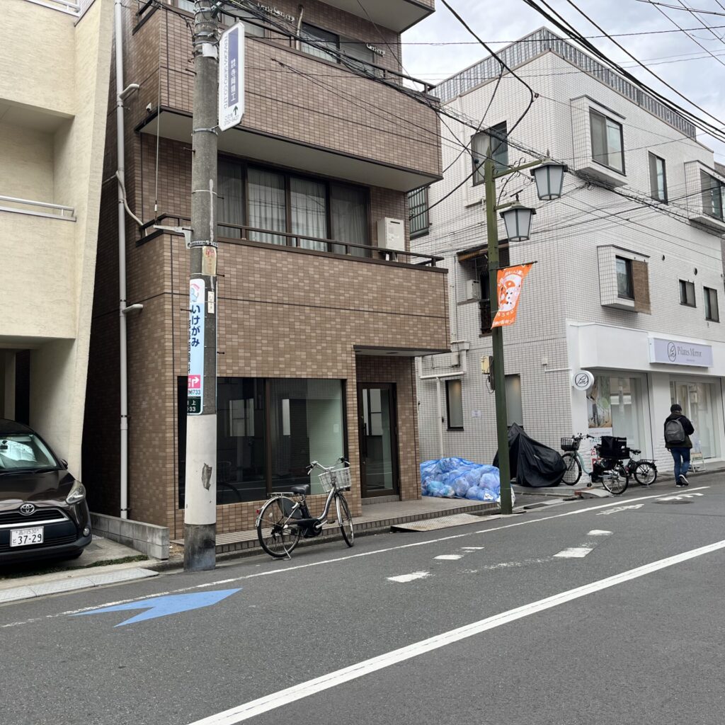 8. 左手に出てくるブラウンの建物がスタジオになります。