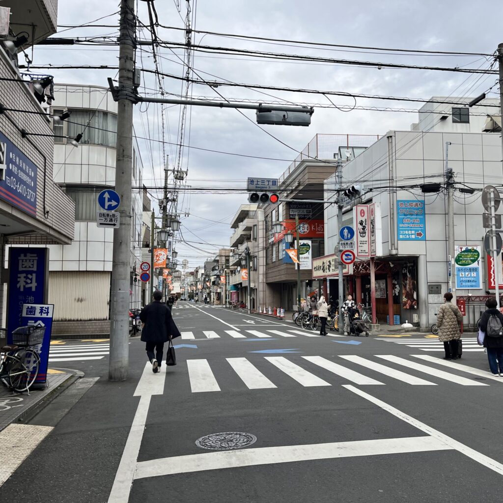 7. 2分ほど直進します。