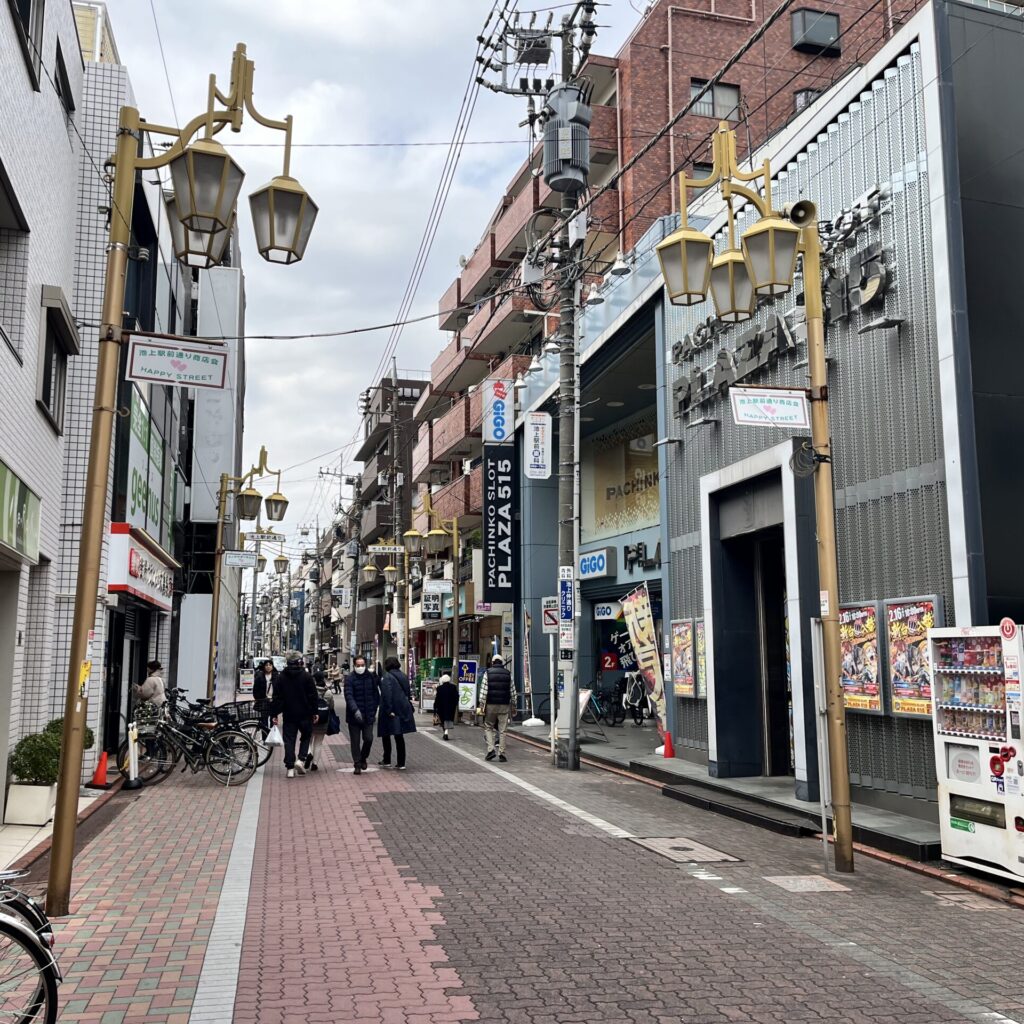 3. 1分ほど商店街を直進します。