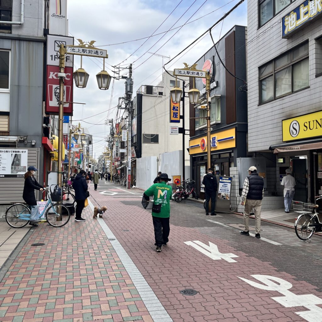 2_北口を出て左手に、池上駅前通り商店会を進みます。